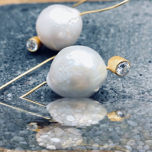 Baroque pearls and 24k gold dangle earrings - Picture 3 of 7